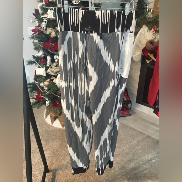 Theory Black and White Silk Pants with a sash and front button closure. Size 0. - Picture 9 of 11